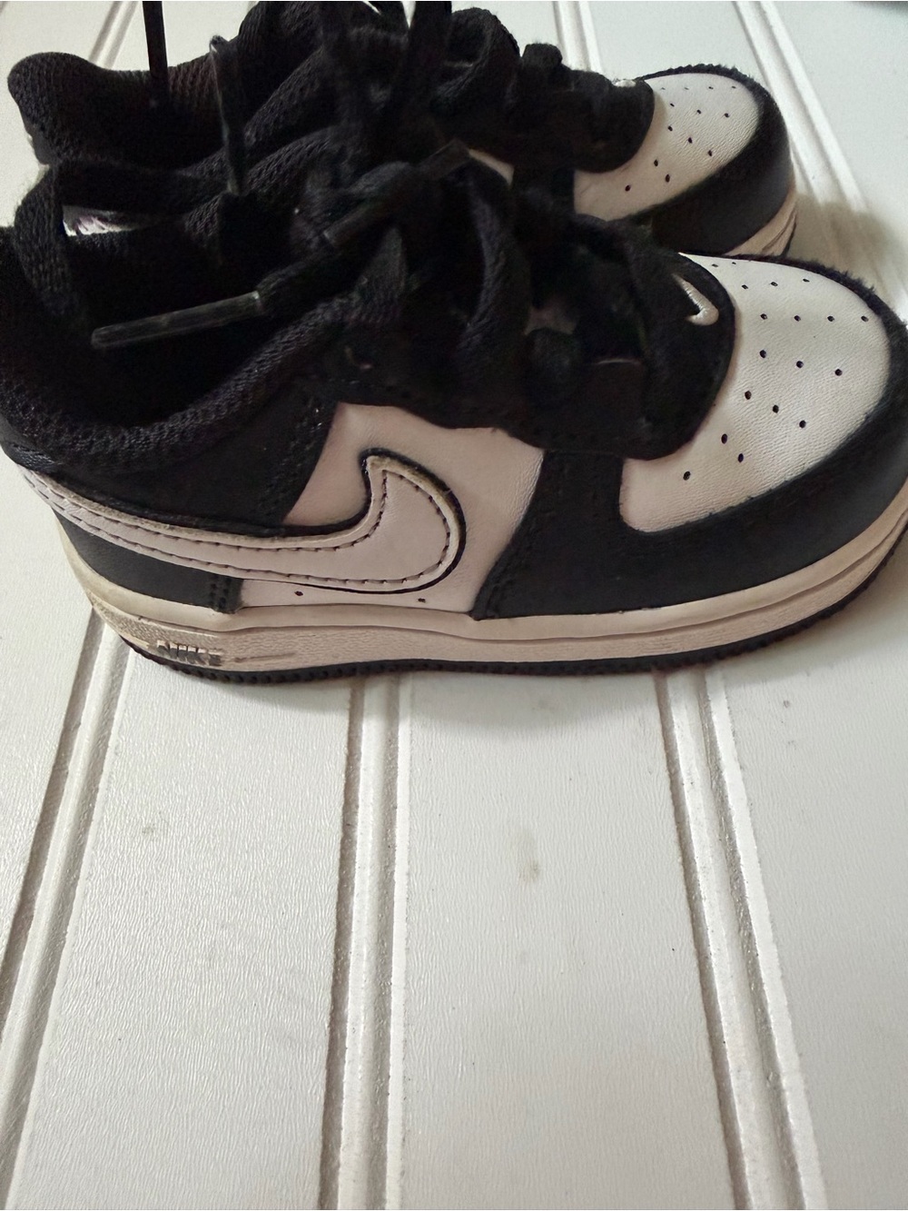 Nike Kids Black and White Low-Top Sneakers with Mini Swoosh - Picture 3 of 6